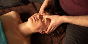 Le Massage Californien: Découvrez les Bienfaits de cette Technique de Relaxation