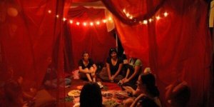 Un cadeau intime entre femmes : Les tentes rouges